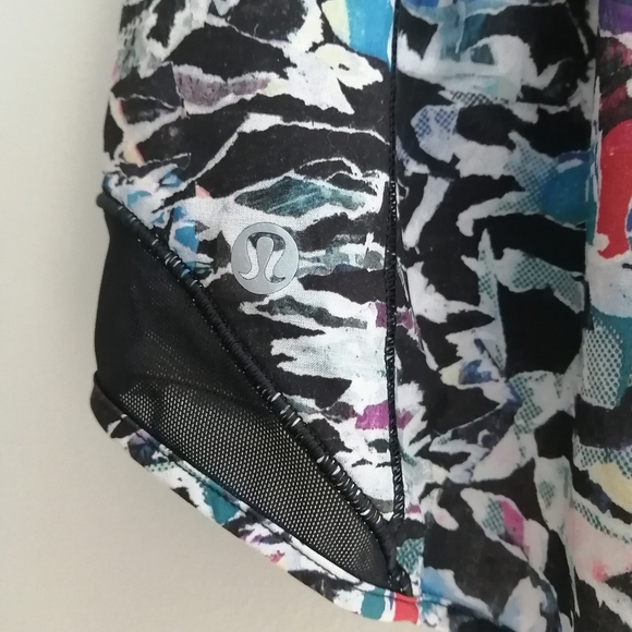 Lululemon Hotty Hot Short II in Culture Clash Multi Black 6 - Picture 9 of 16